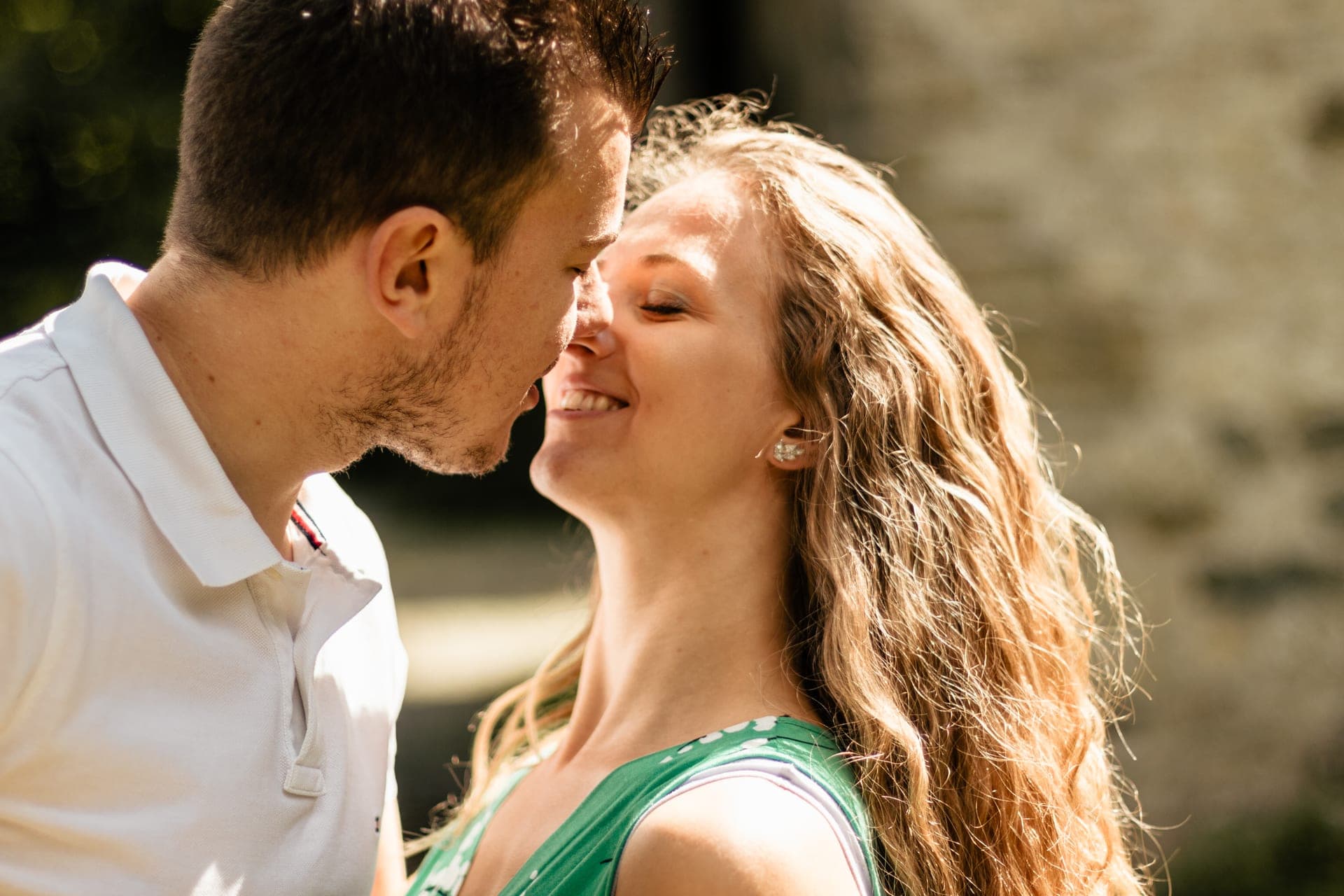 Détail serré couple baiser sur le front de profil — intimité séance couple
