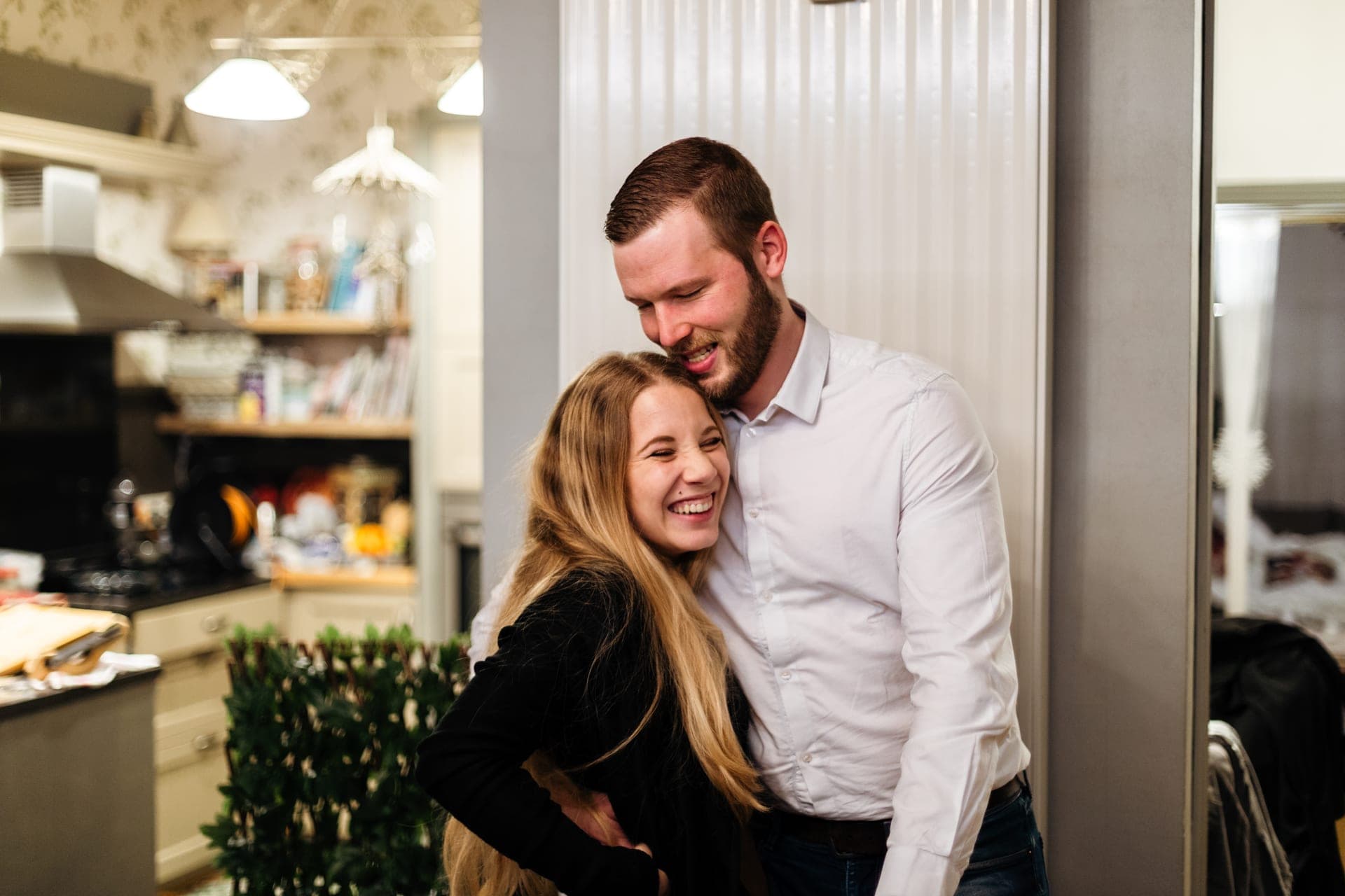 Couple câlin fou rire dans la cuisine ambiance lifestyle maison — séance couple intimité du quotidien Aurore Clercq Photographie