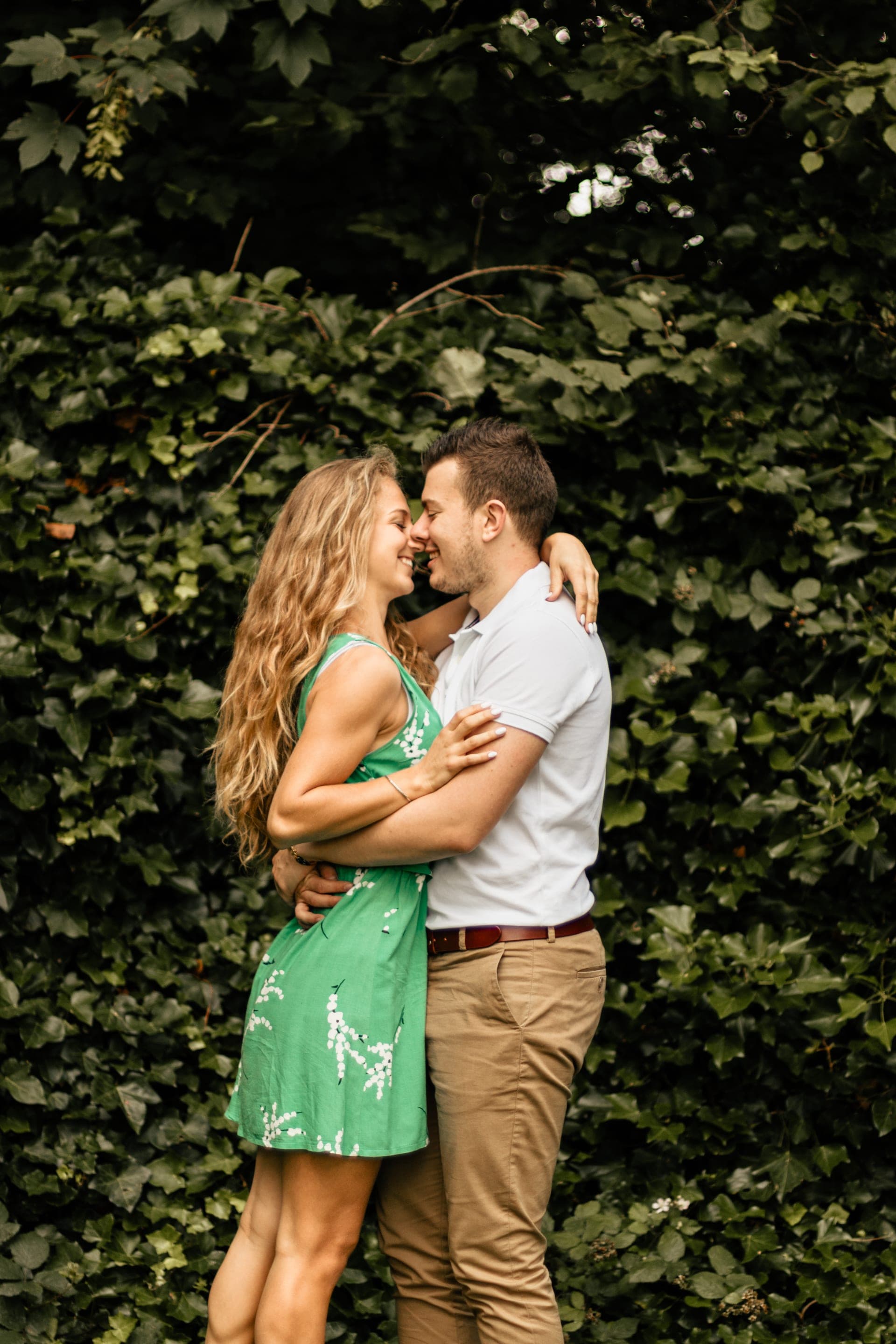 Couple nez à nez devant un mur de lierre — séance couple amoureuse Aurore Clercq Photographie