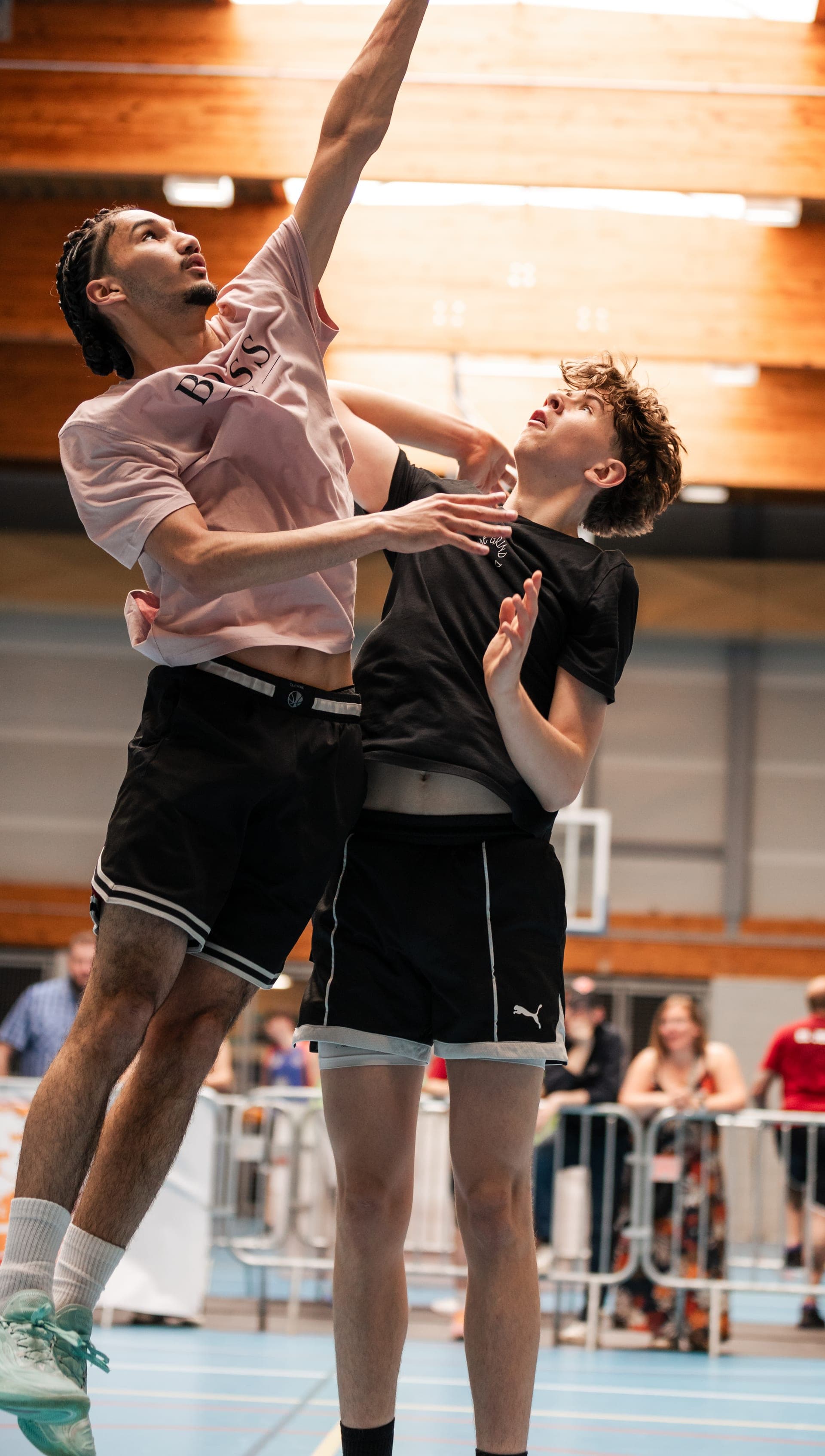 Joueur en plein tir au panier action et mouvement — reportage tournoi de basket