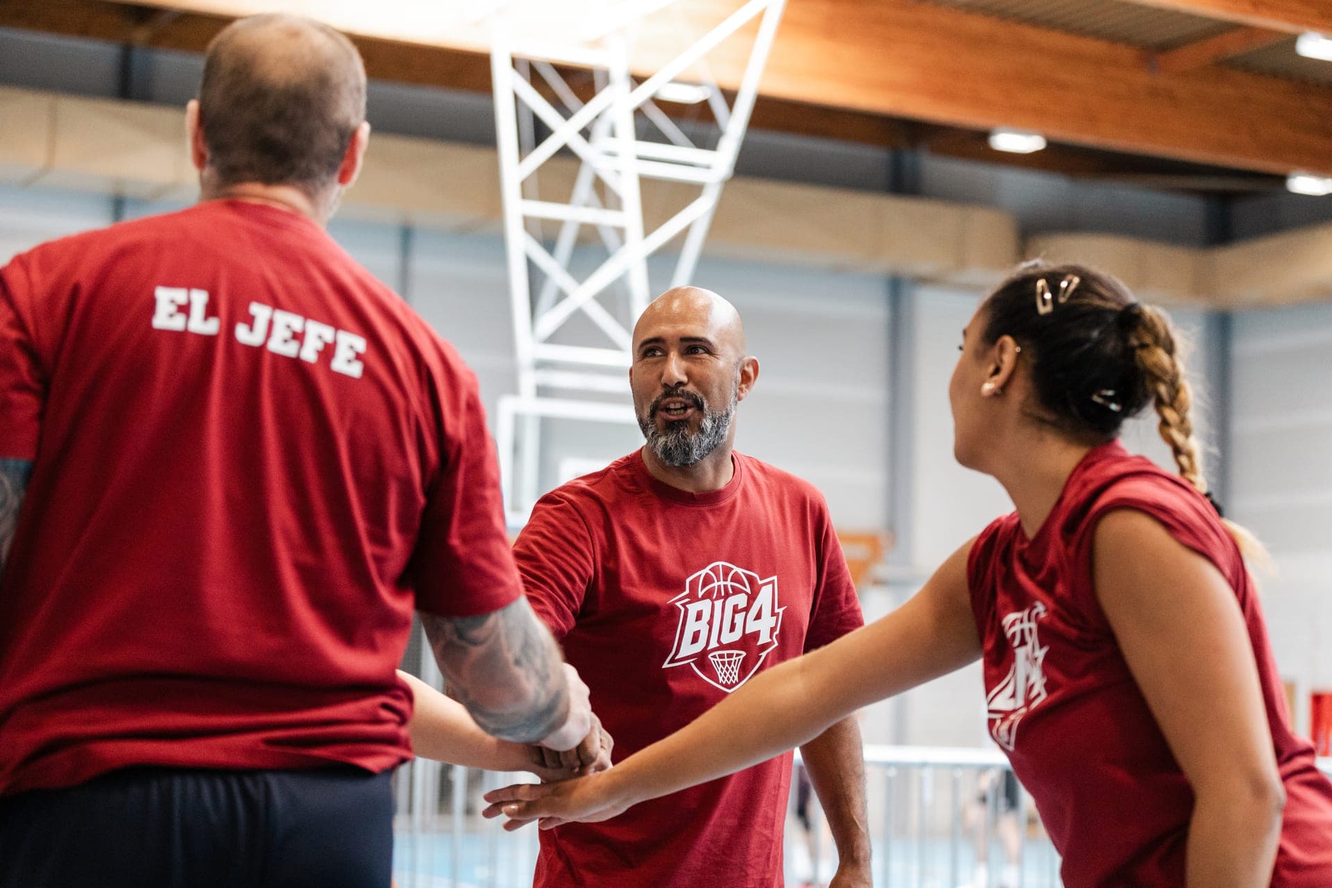 Coach félicite un jeune joueur avec émotion après une victoire — reportage événement sportif Aurore Clercq Photographie