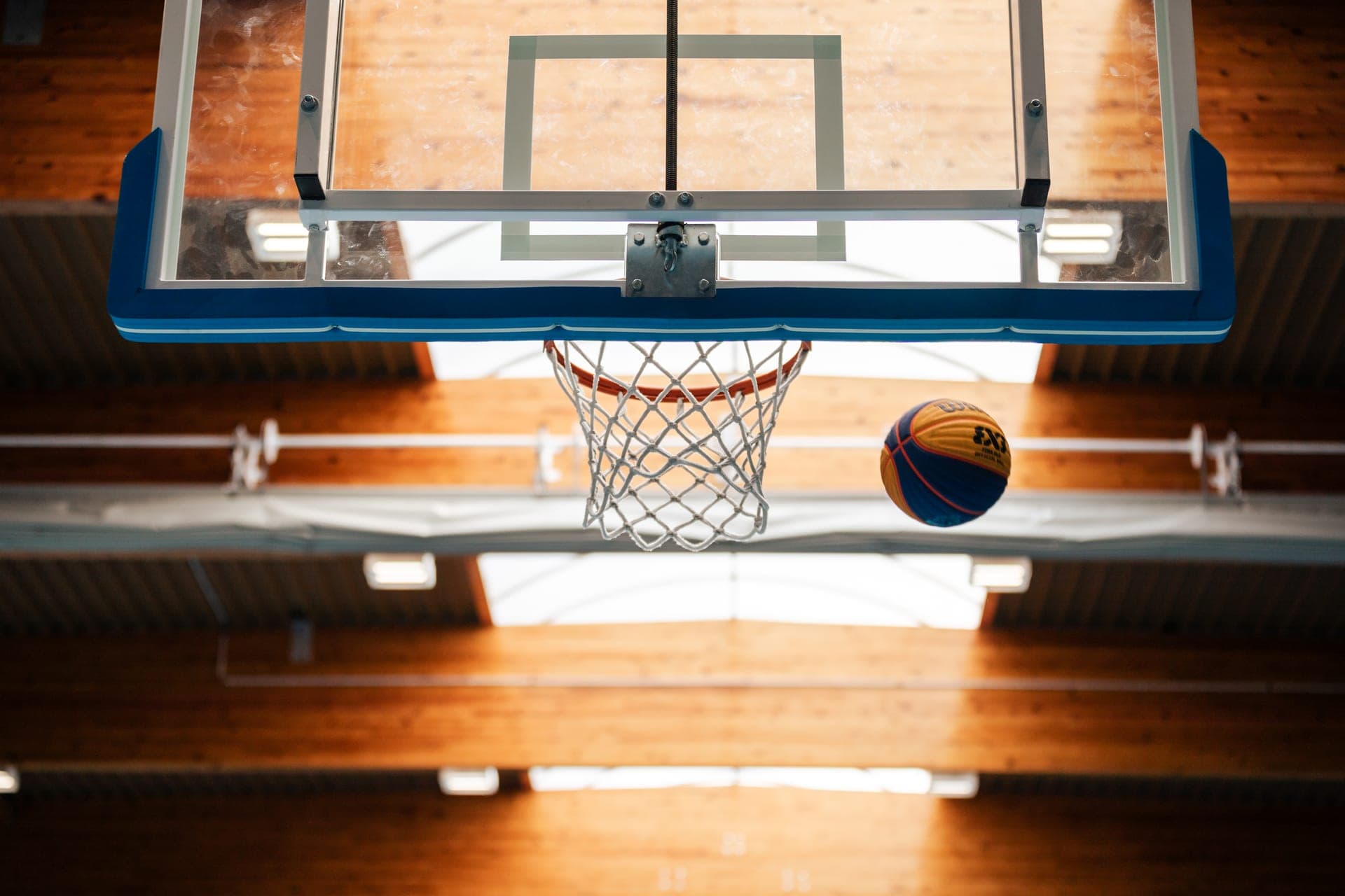 Vue large d'un gymnase et de ses paniers ambiance avant match — reportage événement sportif