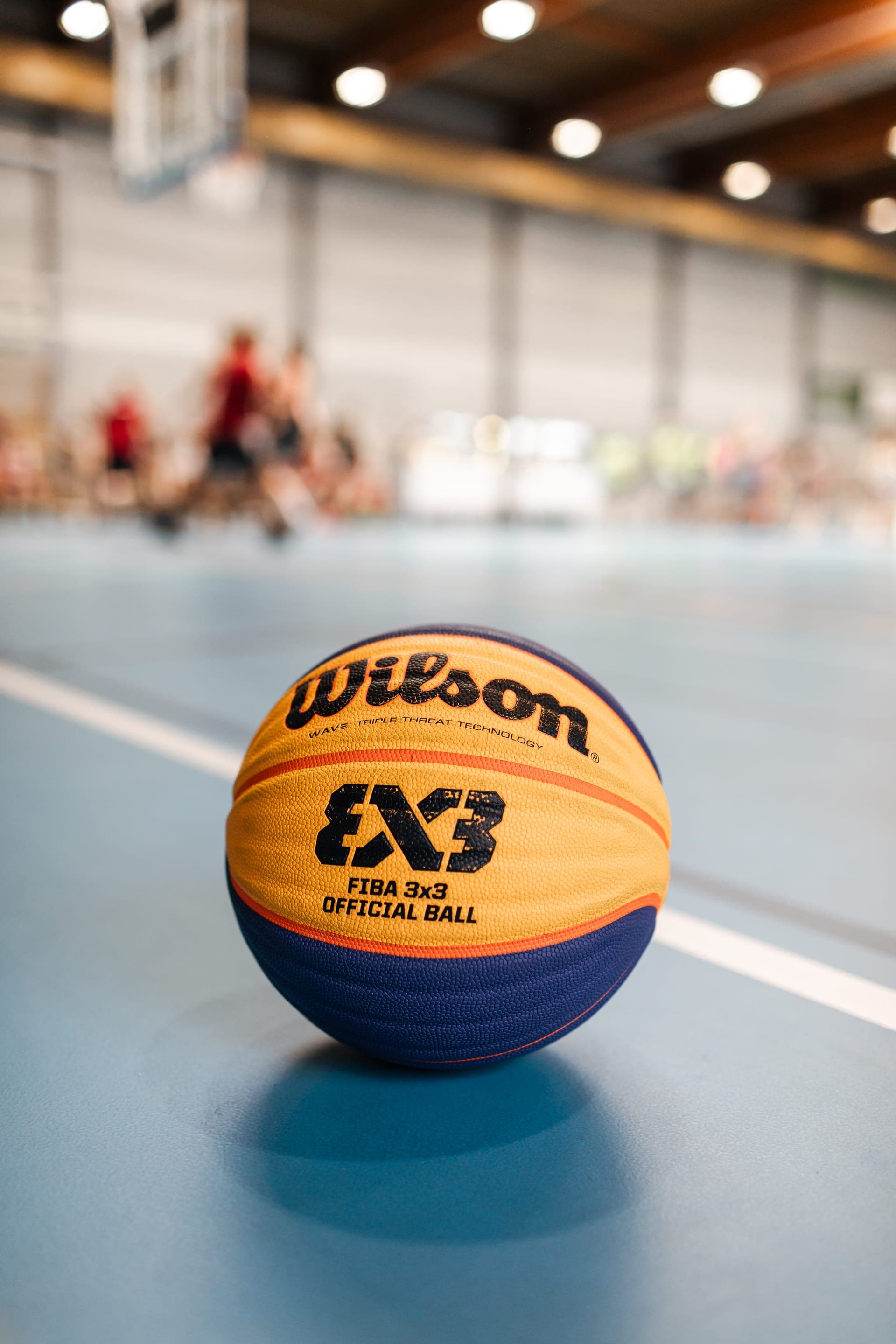 Détail d'un ballon officiel basket 3x3 posé sur le terrain — reportage tournoi