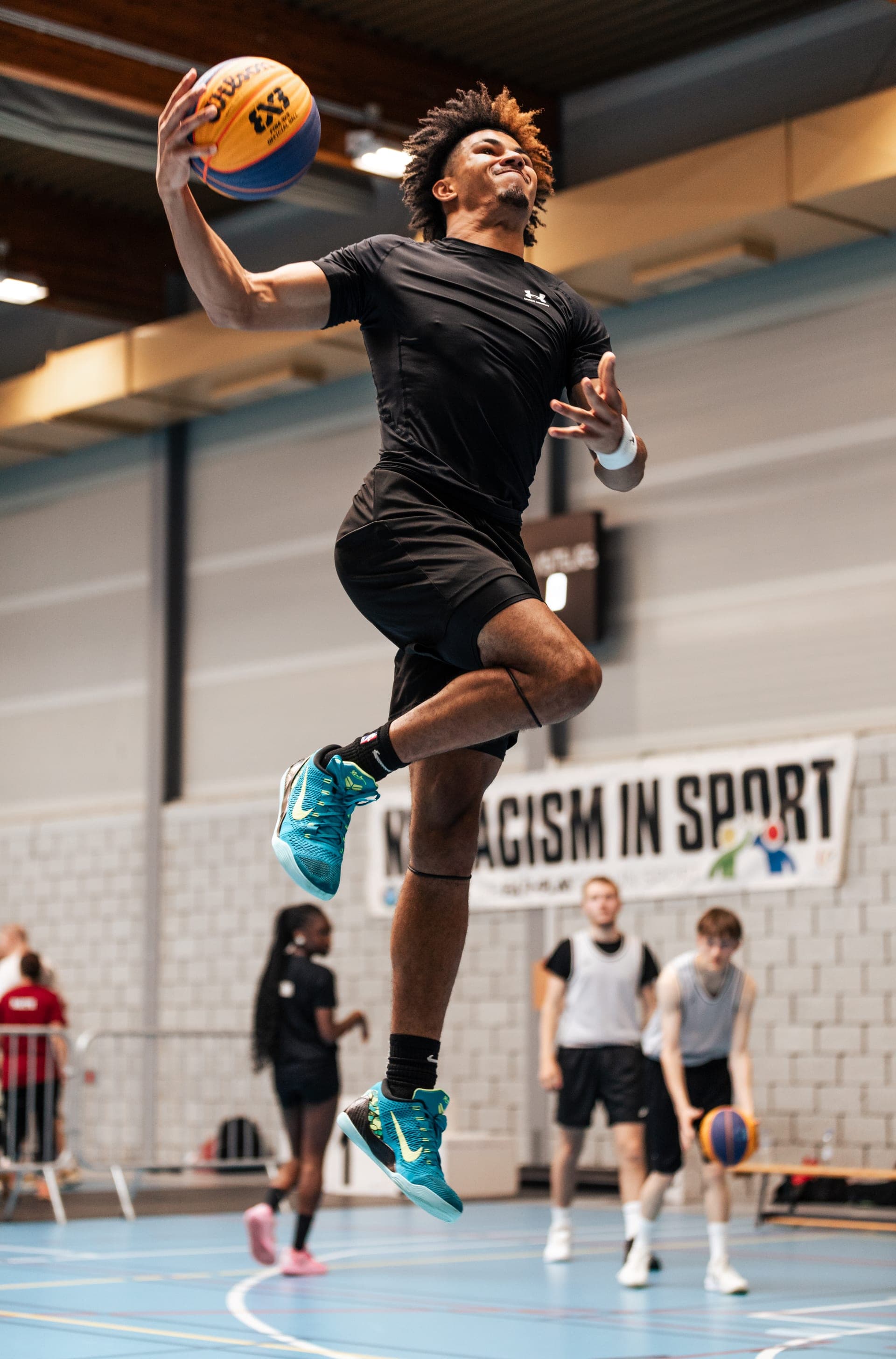 Détail d'un panier de basket dans le décor du gymnase — reportage identité du lieu