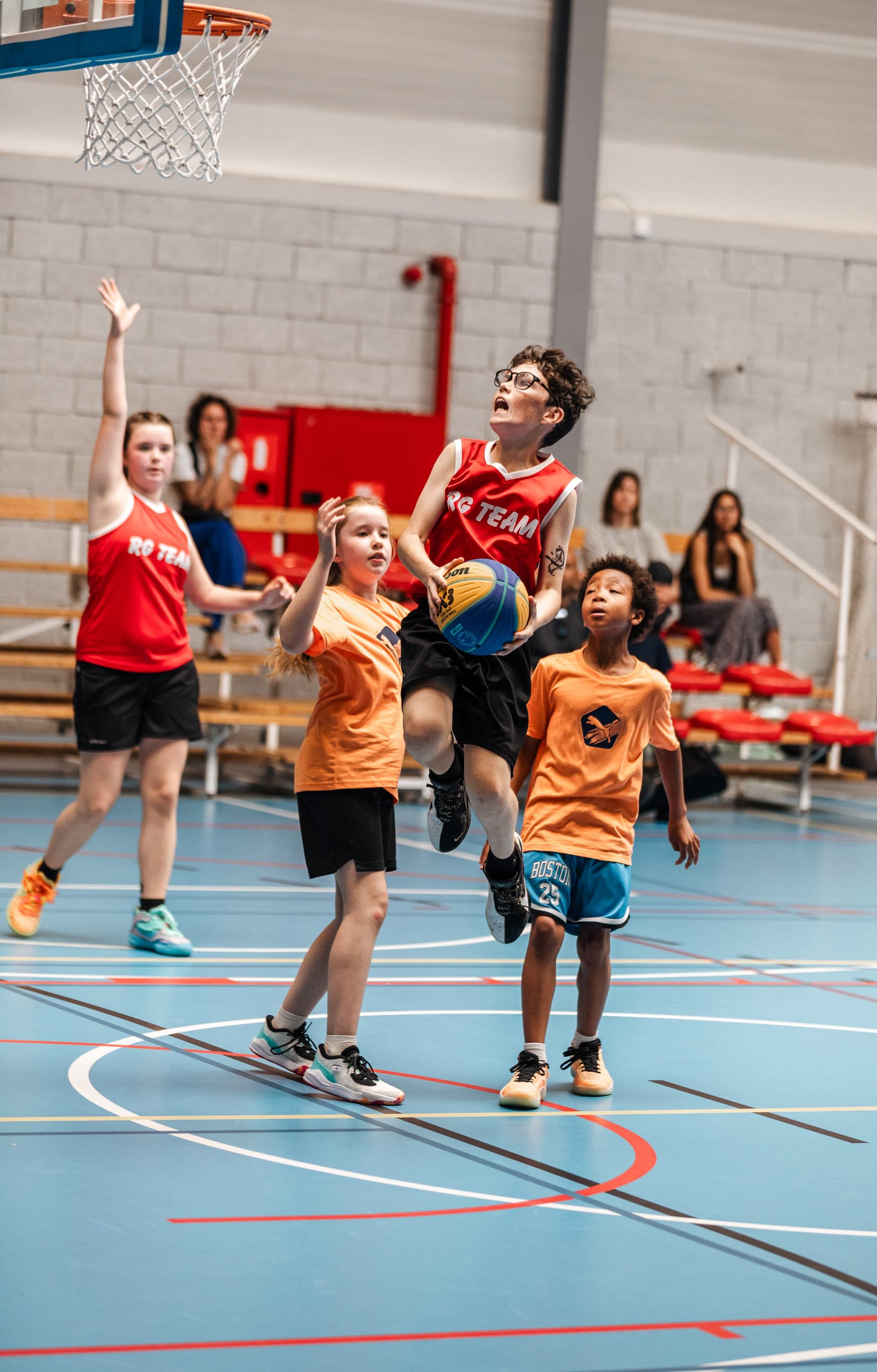 Équipe de jeunes joueurs alignés en maillot orange lors d'un stage — reportage cohésion d'équipe