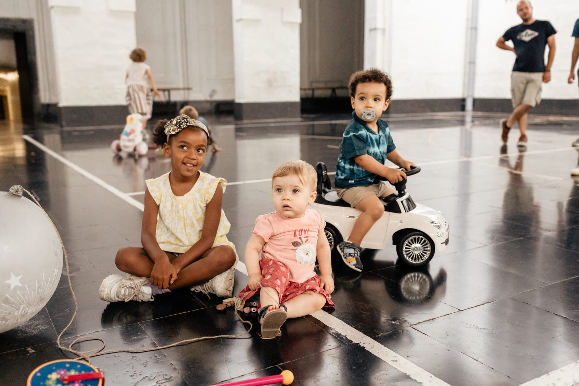 Enfants ensemble lors d'une fête reportage spontané — séance famille Aurore Clercq Photographie