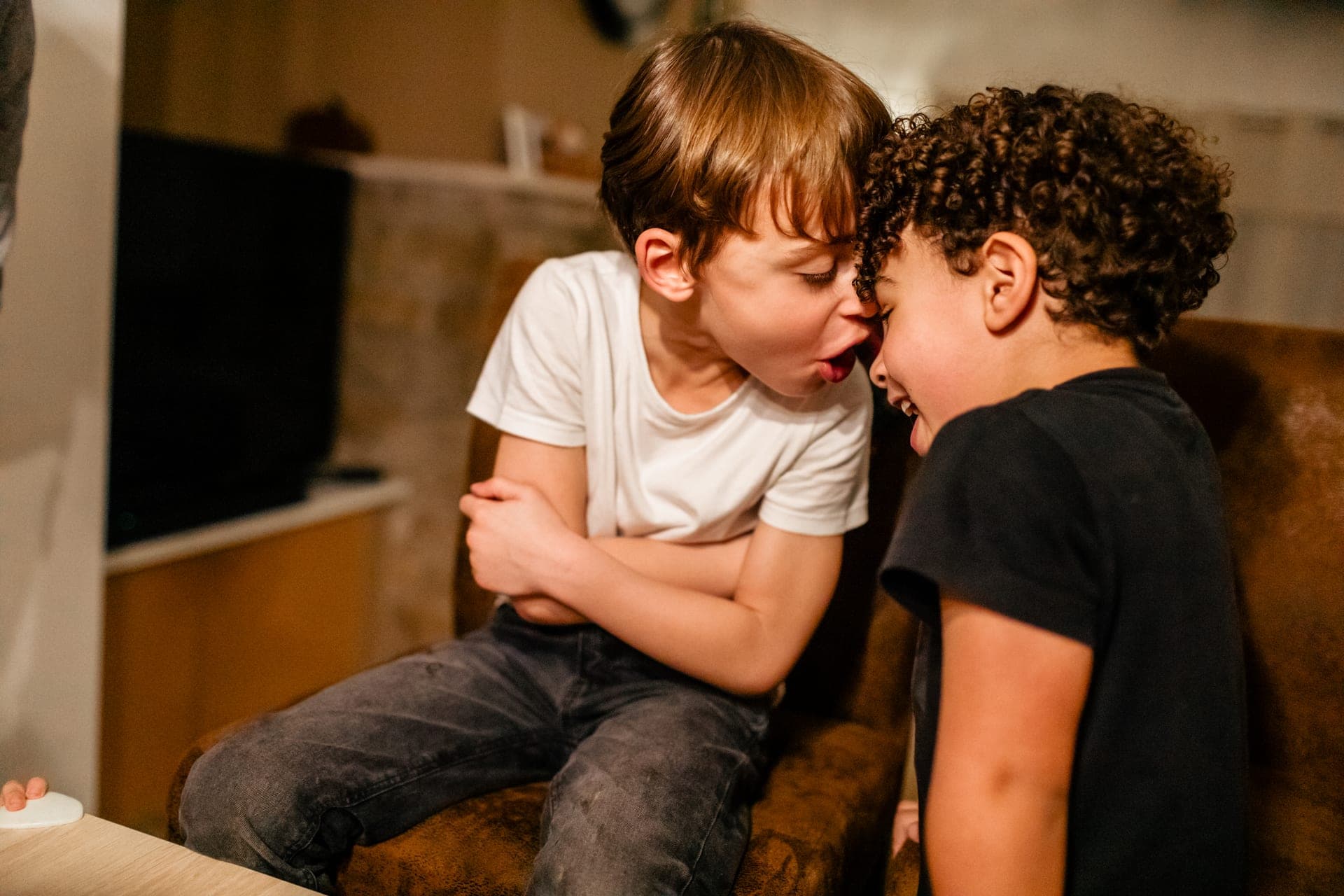 Deux frères rient ensemble dans un fauteuil — séance famille fratrie Aurore Clercq Photographie