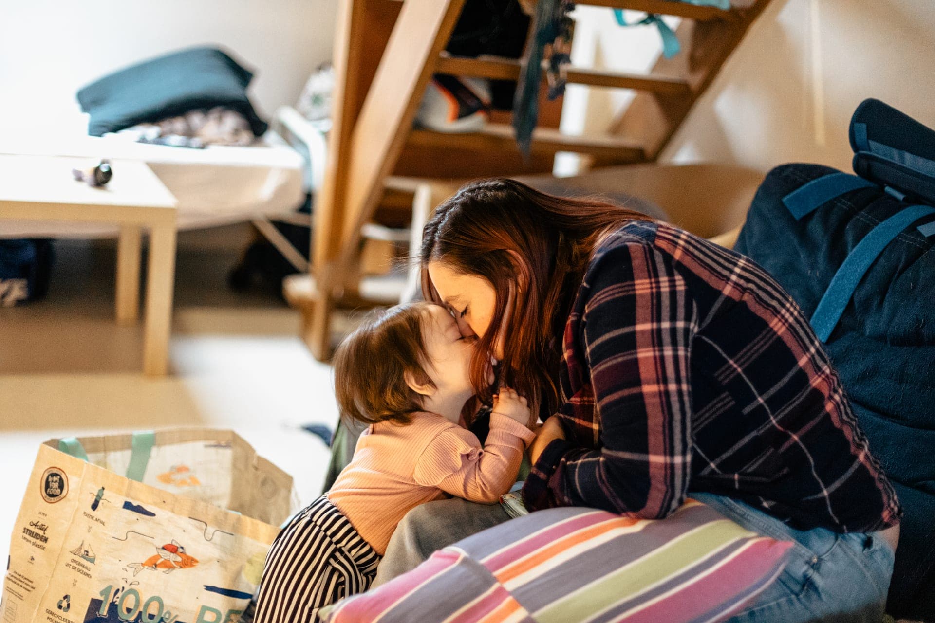 Maman et bébé bisou complicité à la maison — séance famille lifestyle Aurore Clercq Photographie
