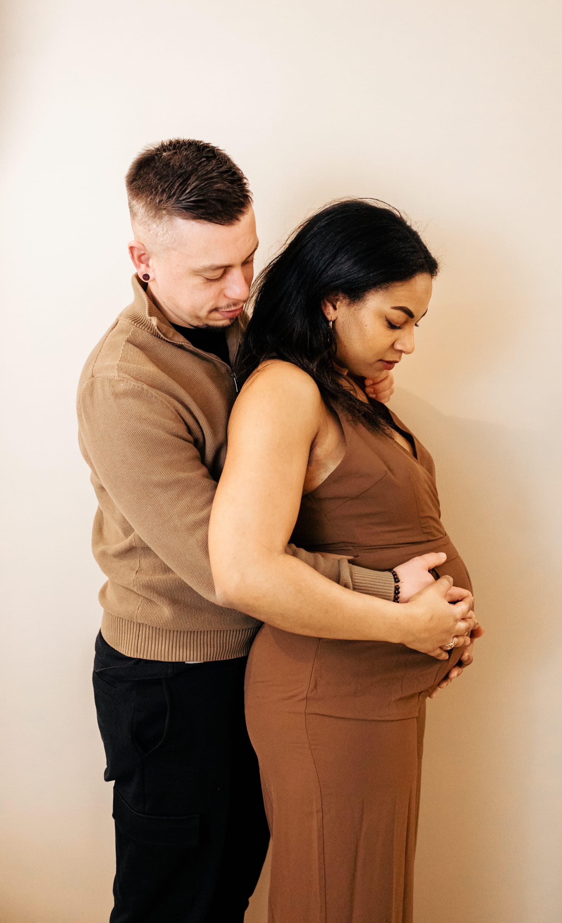 Couple enceinte dos à dos en studio — tendresse grossesse Aurore Clercq Photographie