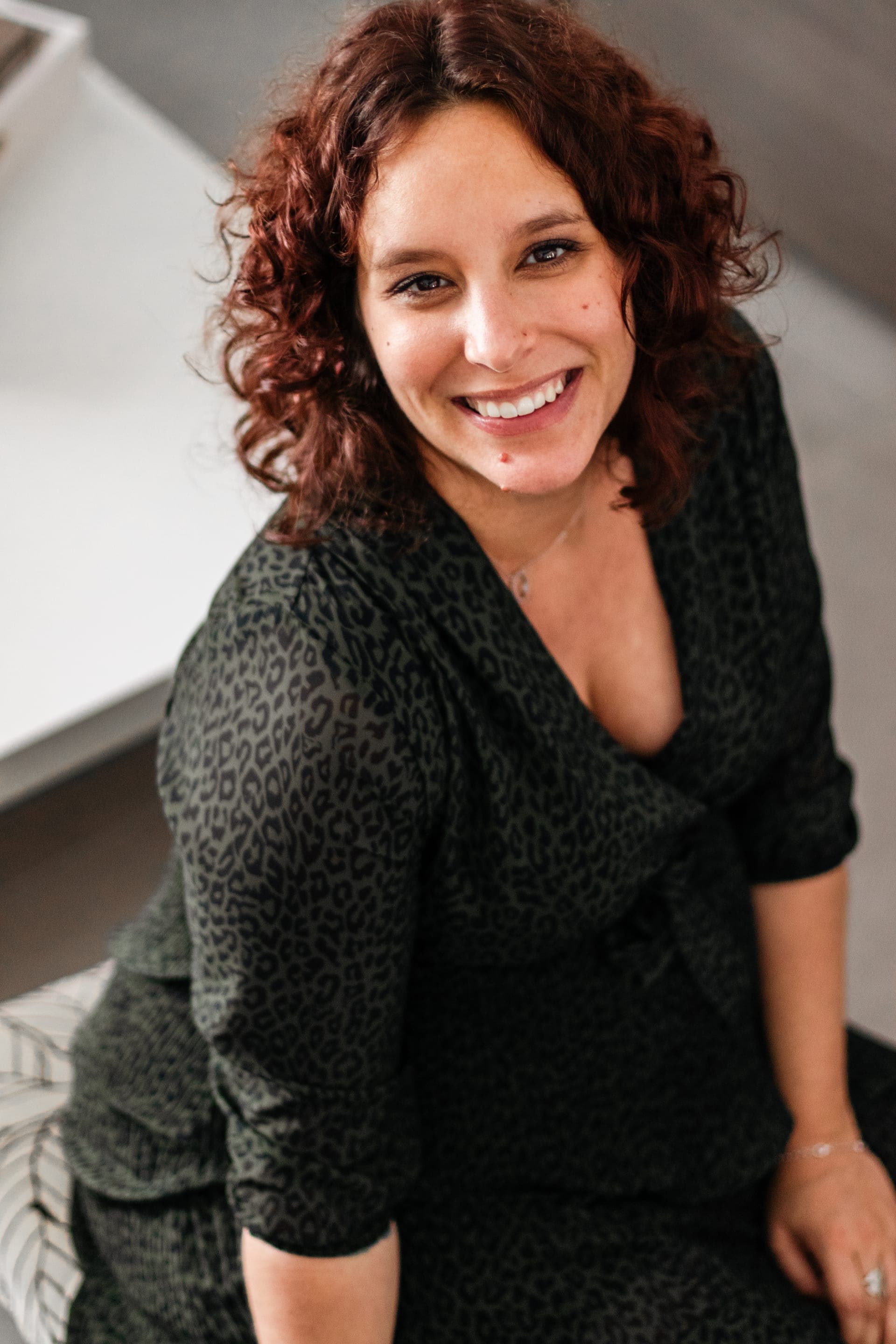 Portrait femme enceinte rousse souriante robe léopard — Aurore Clercq Photographie Belgique