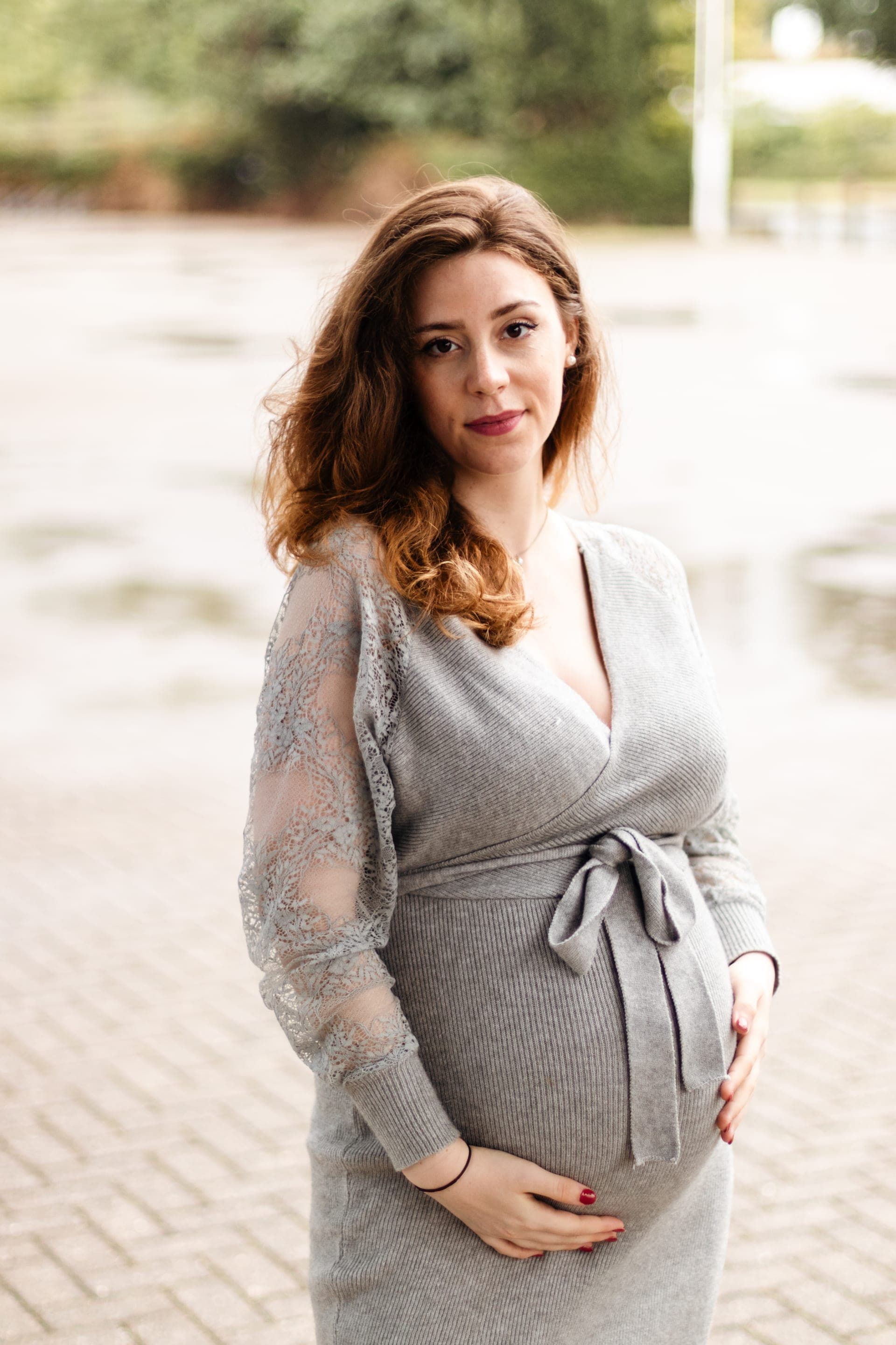 Future maman en milieu urbain robe grise — séance grossesse chic Brabant Wallon