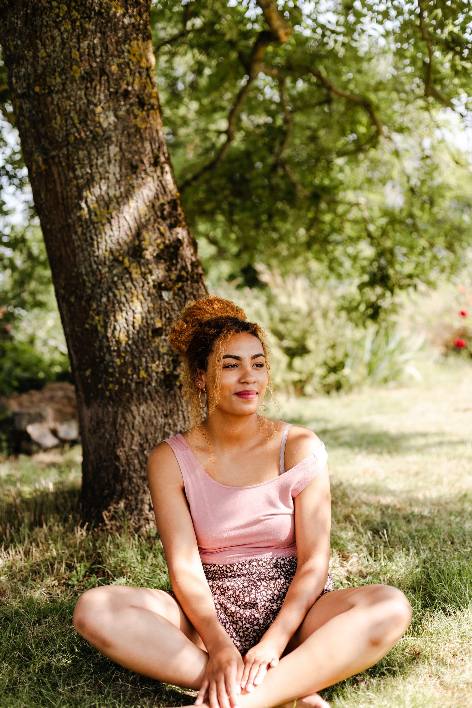 Portrait femme assise sous un arbre top rose sérénité été — Aurore Clercq Photographie champêtre