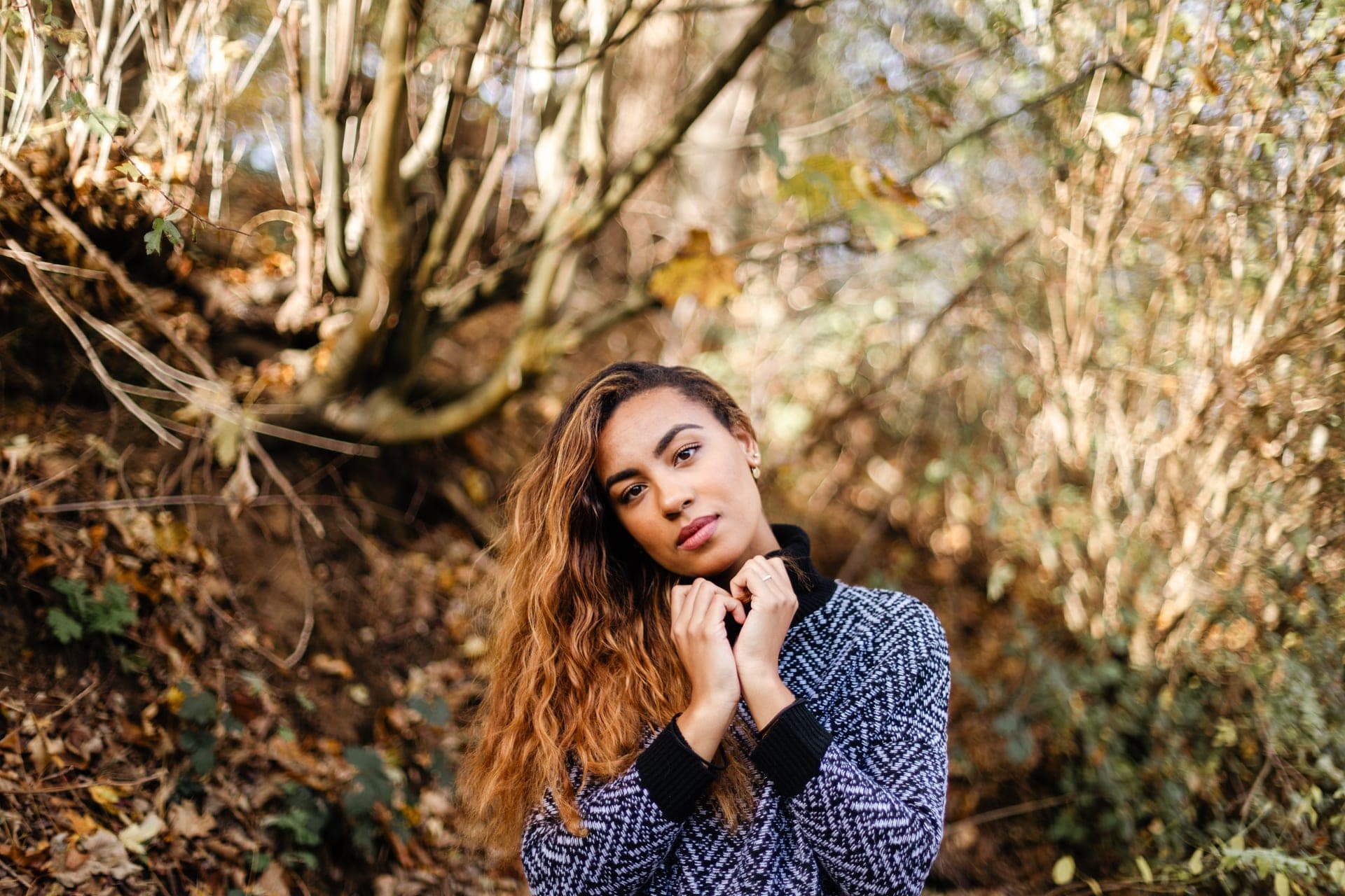 Portrait femme assise en forêt pull rayures contemplation automne — séance portrait calme