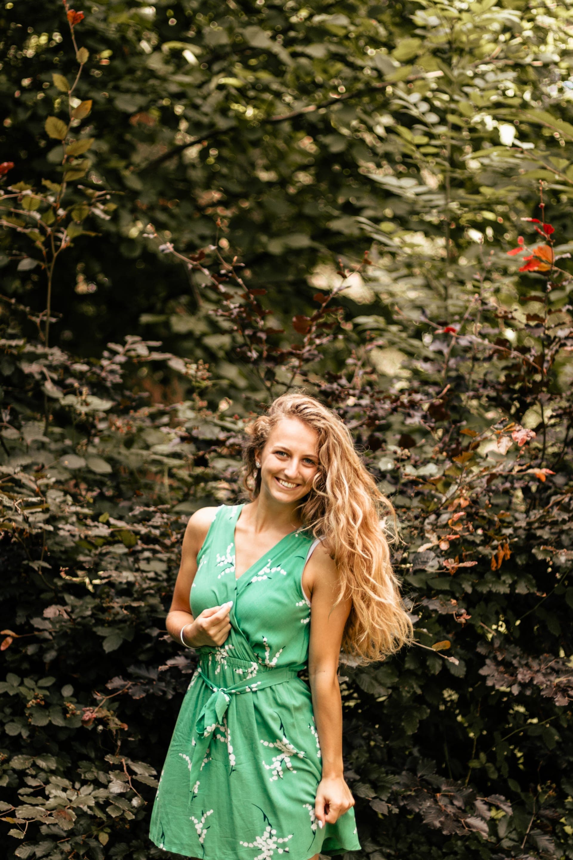 Portrait femme blonde robe verte pomme devant feuillage rouge — Aurore Clercq Photographie automne