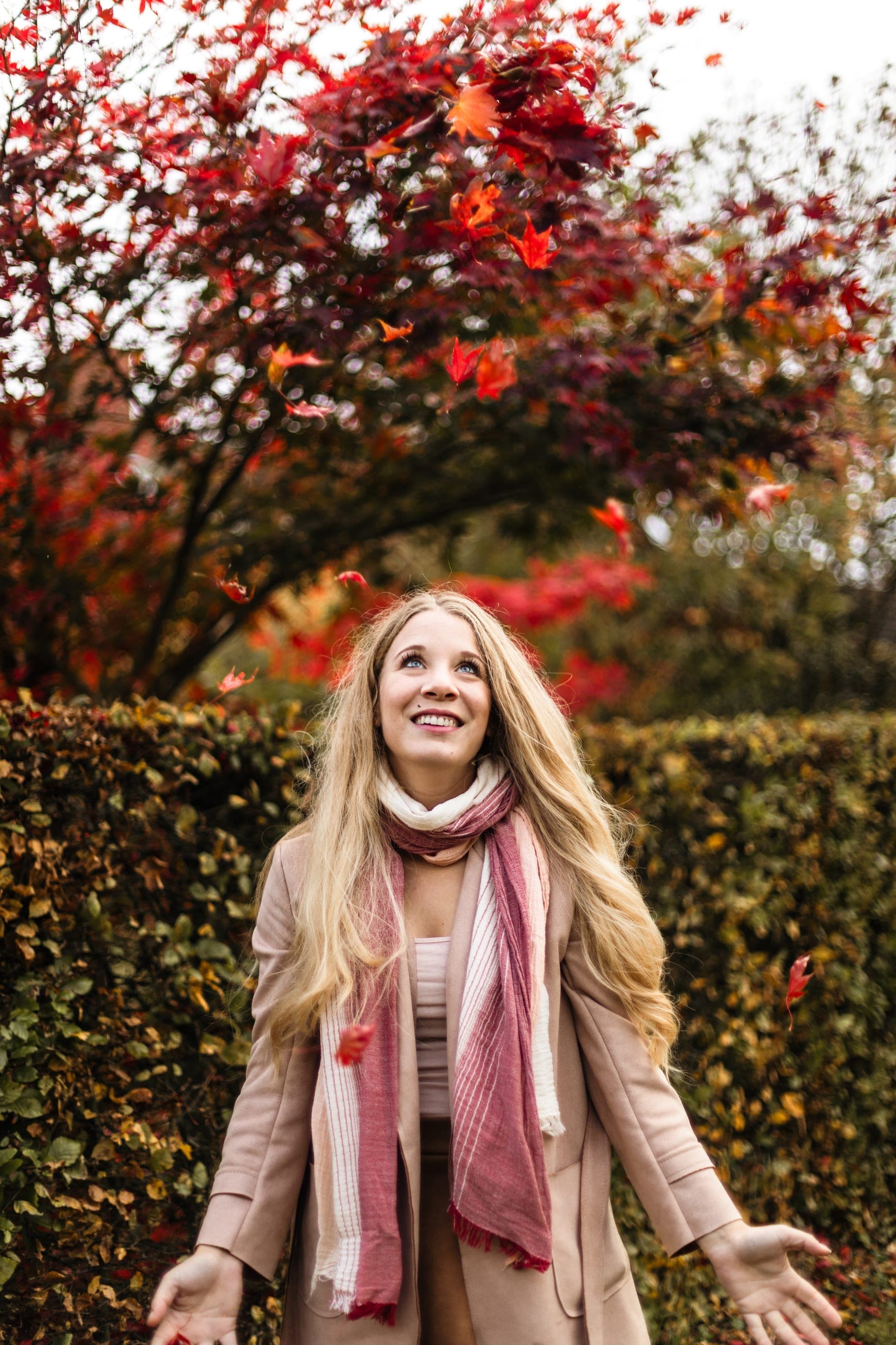 Portrait femme sous une pluie de feuilles rouges magie d'automne — Aurore Clercq Photographie Belgique