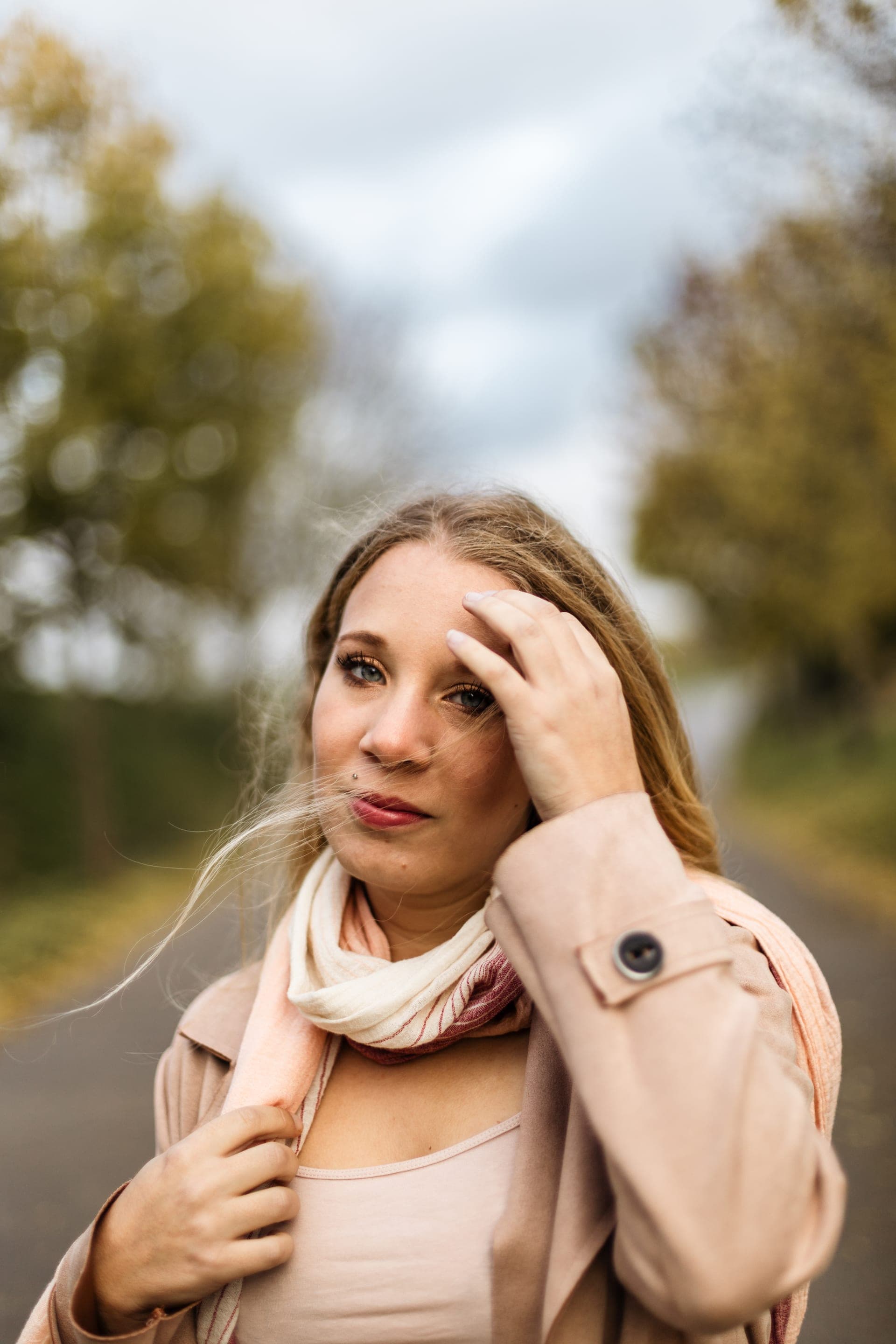 Portrait femme main dans les cheveux regard contemplatif en automne — Aurore Clercq Photographie