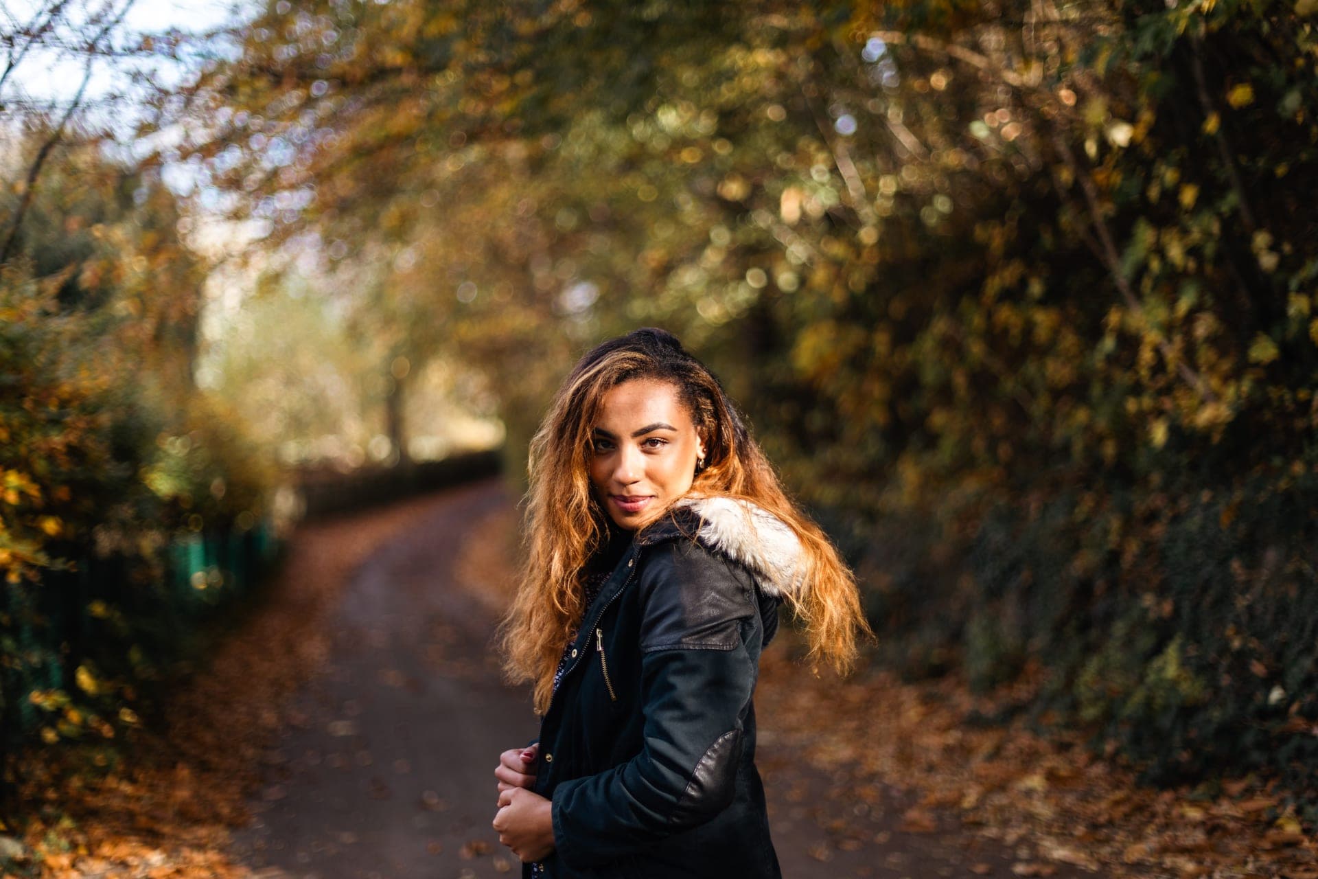 Portrait femme de profil sur chemin veste noire regard automne — Aurore Clercq Photographie