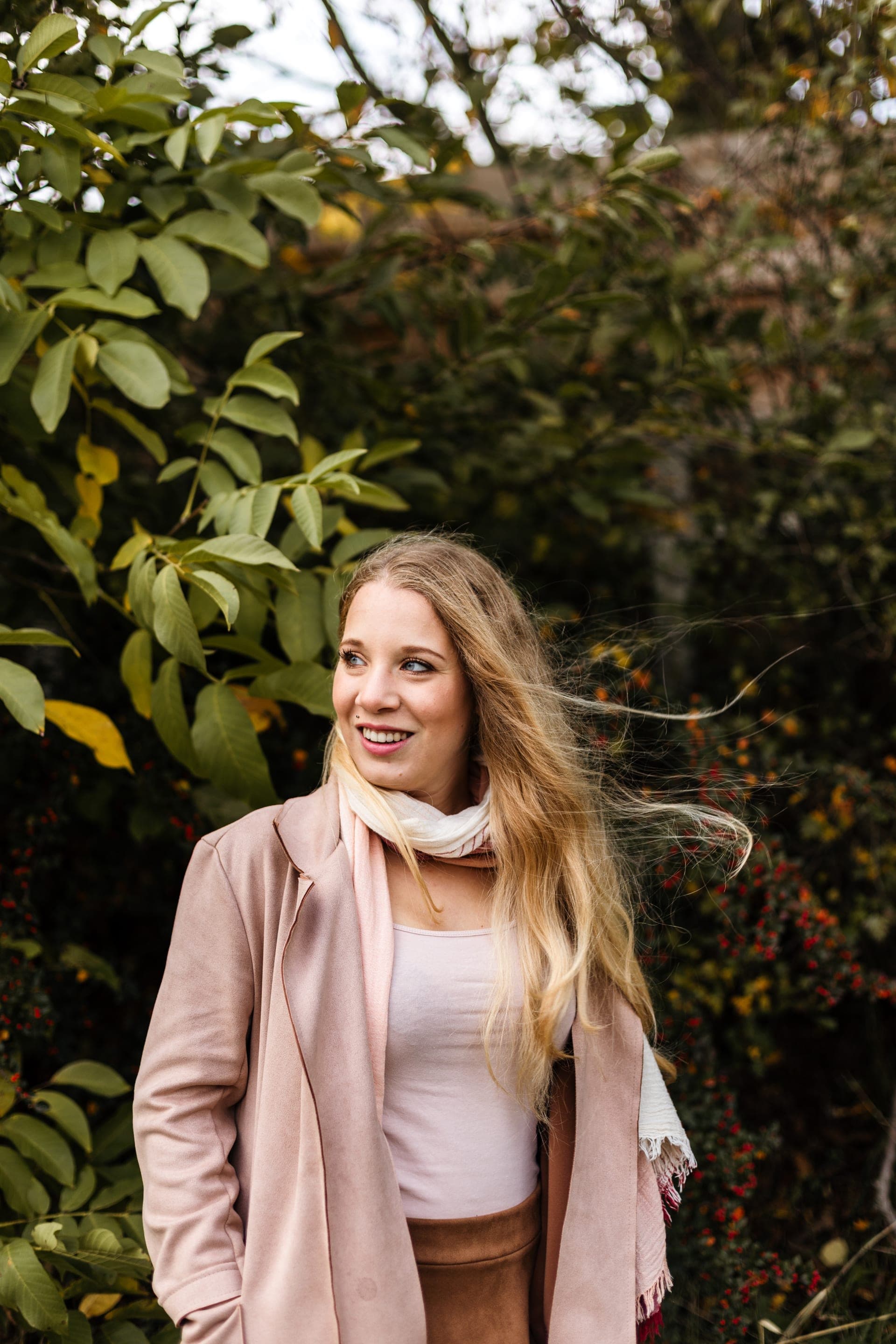 Portrait femme profil feuillage vert et fruits rouges en automne — séance portrait nature