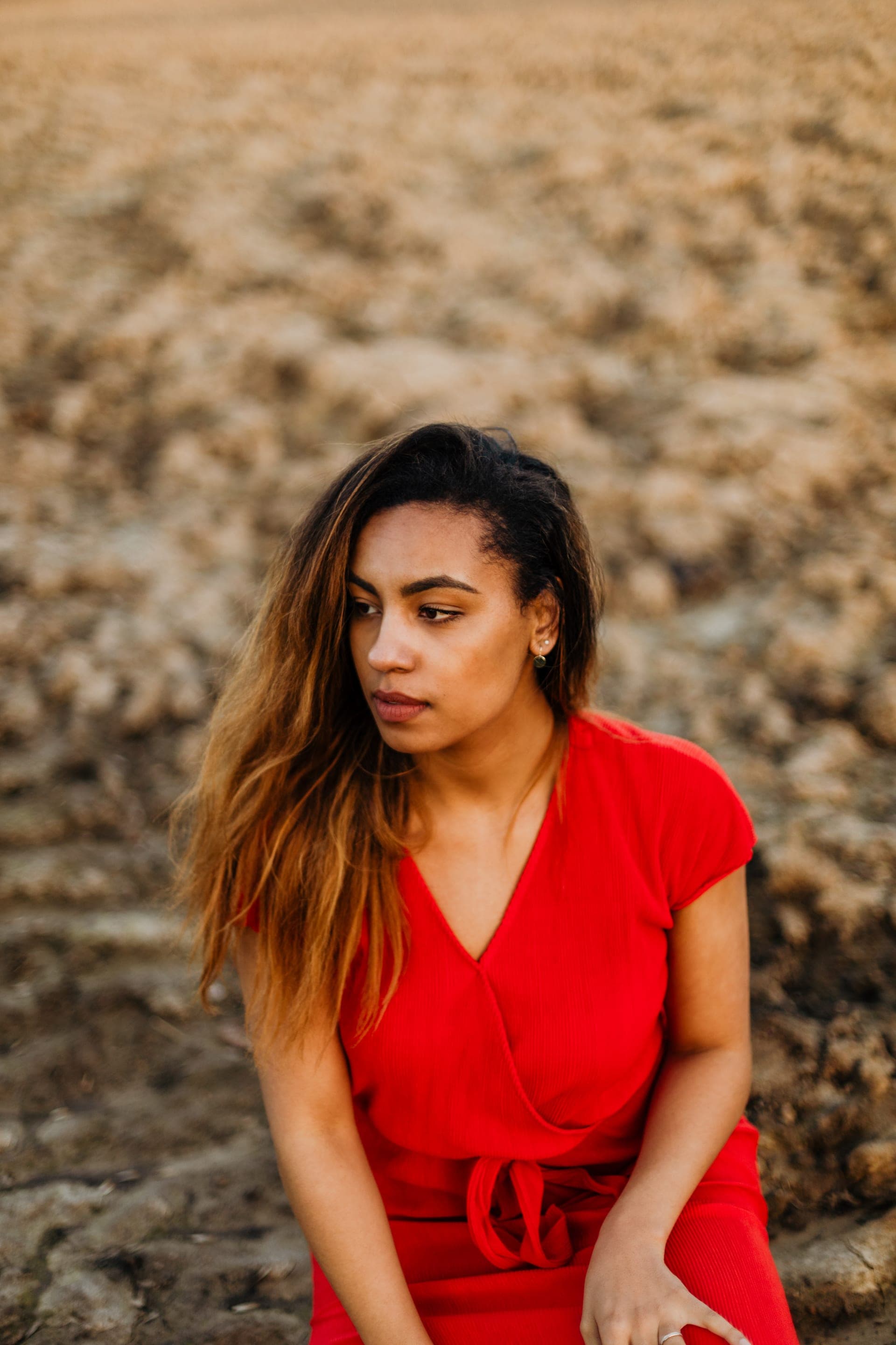 Portrait femme robe rouge profil contemplation dans un champ — séance portrait méditative