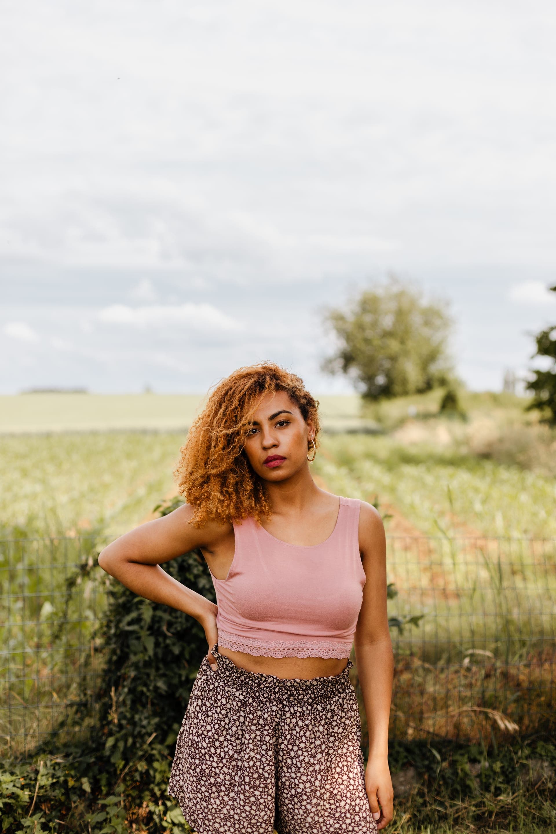 Portrait femme rousse bouclée dans un champ de céréales en été — Aurore Clercq Photographie Belgique