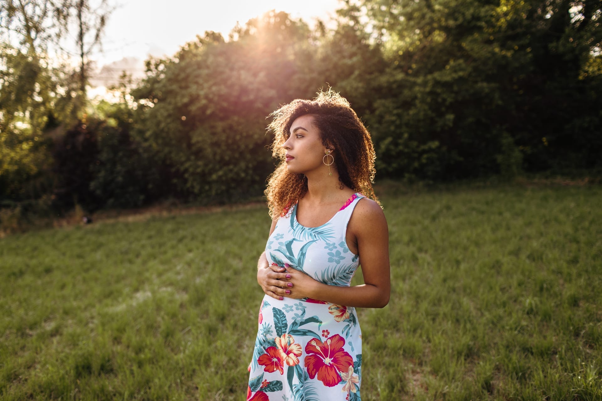 Future maman profil coucher de soleil contre-jour — séance grossesse golden hour Aurore Clercq Photographie