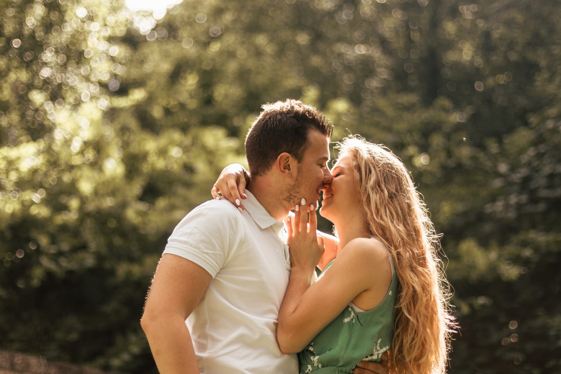 Couple baiser en contre-jour dans la forêt lumière dorée — séance couple Aurore Clercq Photographie Brabant Wallon et Namur