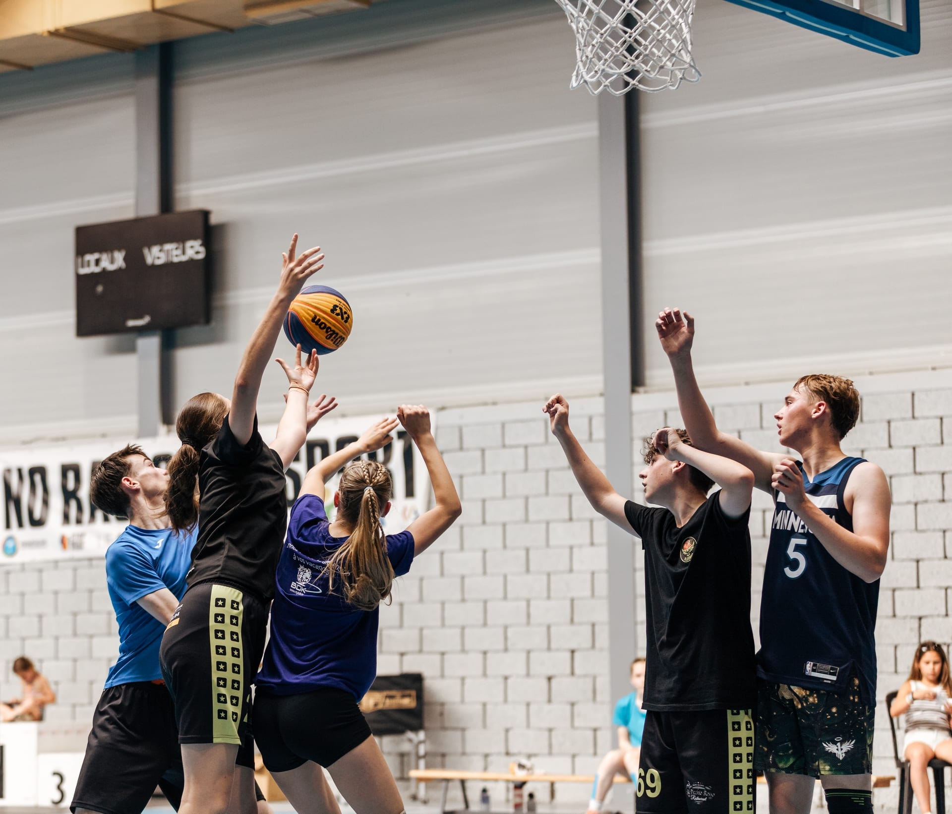 Saut au panier lors d'un tournoi de basket 3x3 — formule Reportage Sport & Collectif Aurore Clercq Photographie Brabant Wallon et Namur